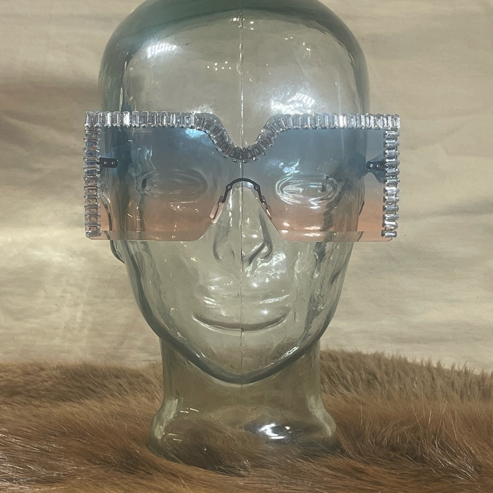 Fabulous Large Frame Sunglasses - Picture 3 of 3